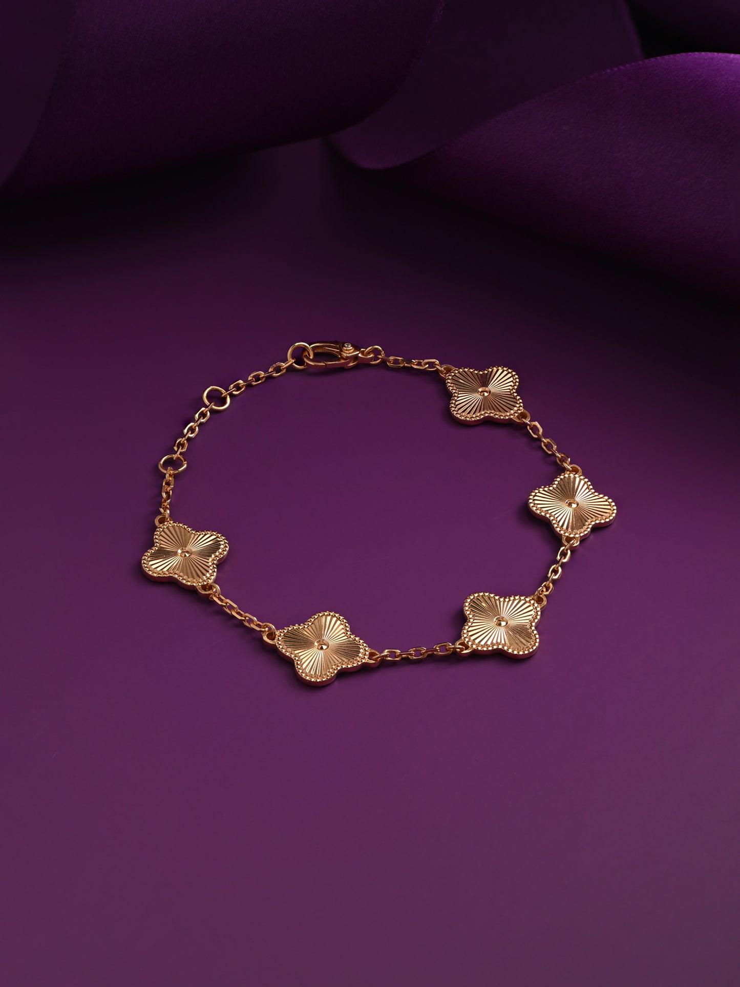 Bracelet with LV star (Gold)