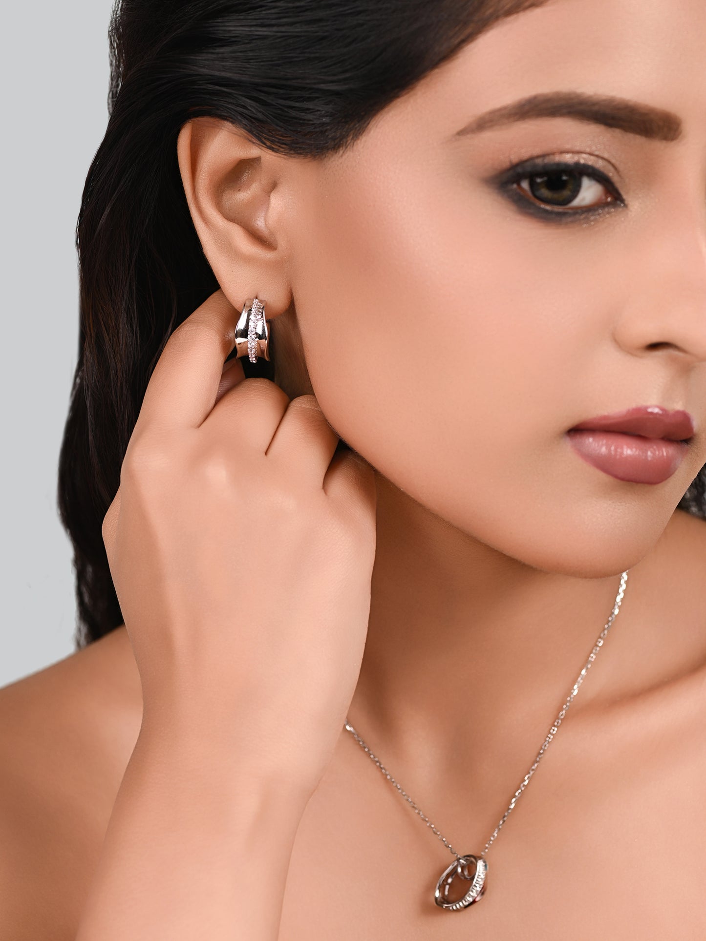 Delicate Silver Pendent set with Diamond Line