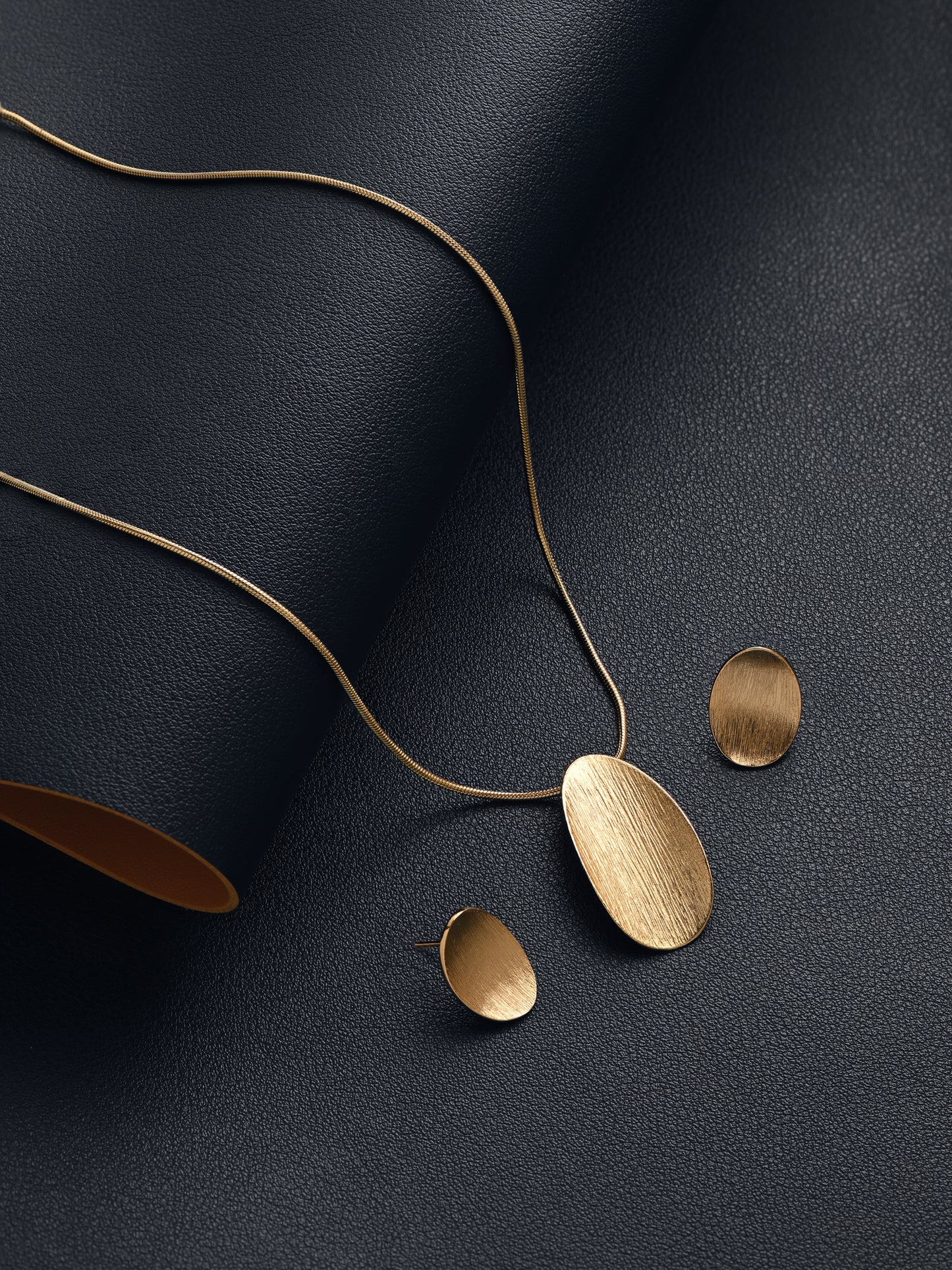 92.5 Silver Rustic Pendent Set in Gold Polish